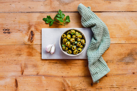 Grüne Oliven mit Kräuter Knoblauch