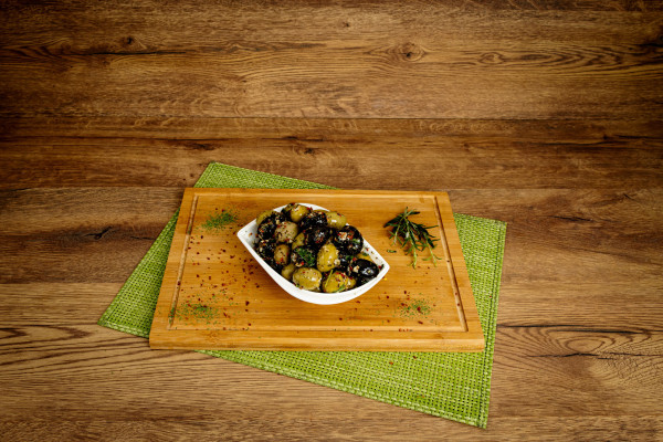 Orientalische Oliven in Kräuter Knoblauch