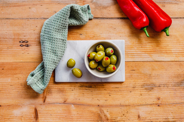 Grüne Oliven mit Paprika gefüllt K und K