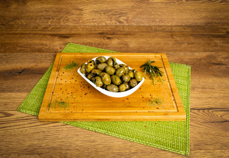 Grüne Oliven in Kräuter und Knoblauch