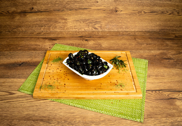 Schwarze Oliven in Kräuter und Knoblauch